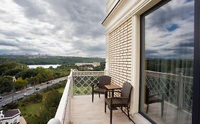 Luxury Apartment In The Superb Location